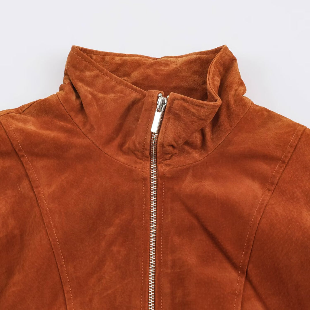 Damen Kurz geschnittene Wildlederjacke im Blouson‑Stil mit taillierten Abnähern und Metallreißverschlüssen Echo Archiv