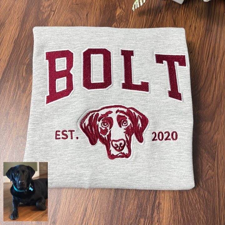 Unisex Besticktes College-Sweatshirt mit Hundeporträt und Vintage-Logo Echo Archiv