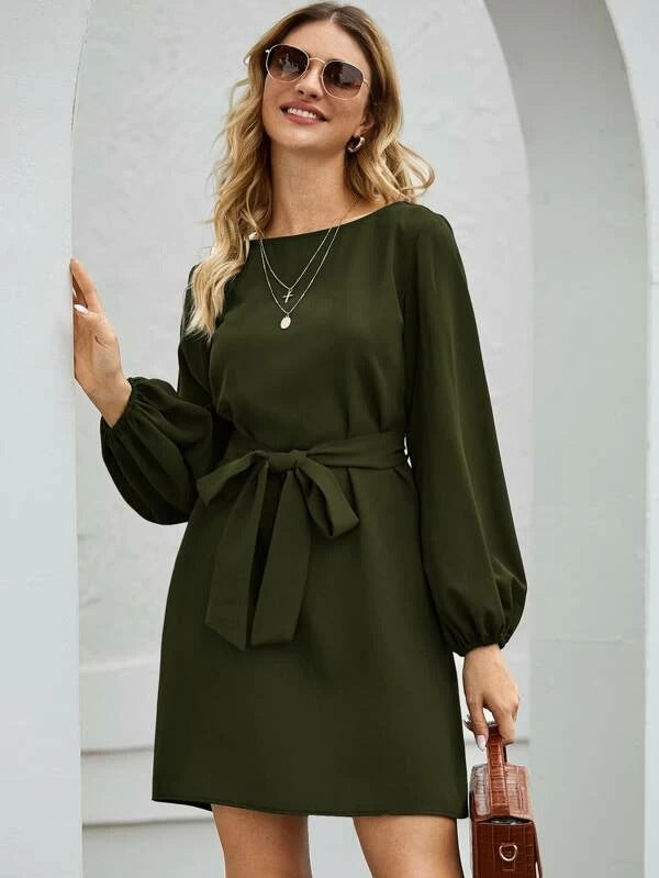 Damen nan elegantes Etuikleid mit Ballonärmeln und Taillengürtel Echo Archiv