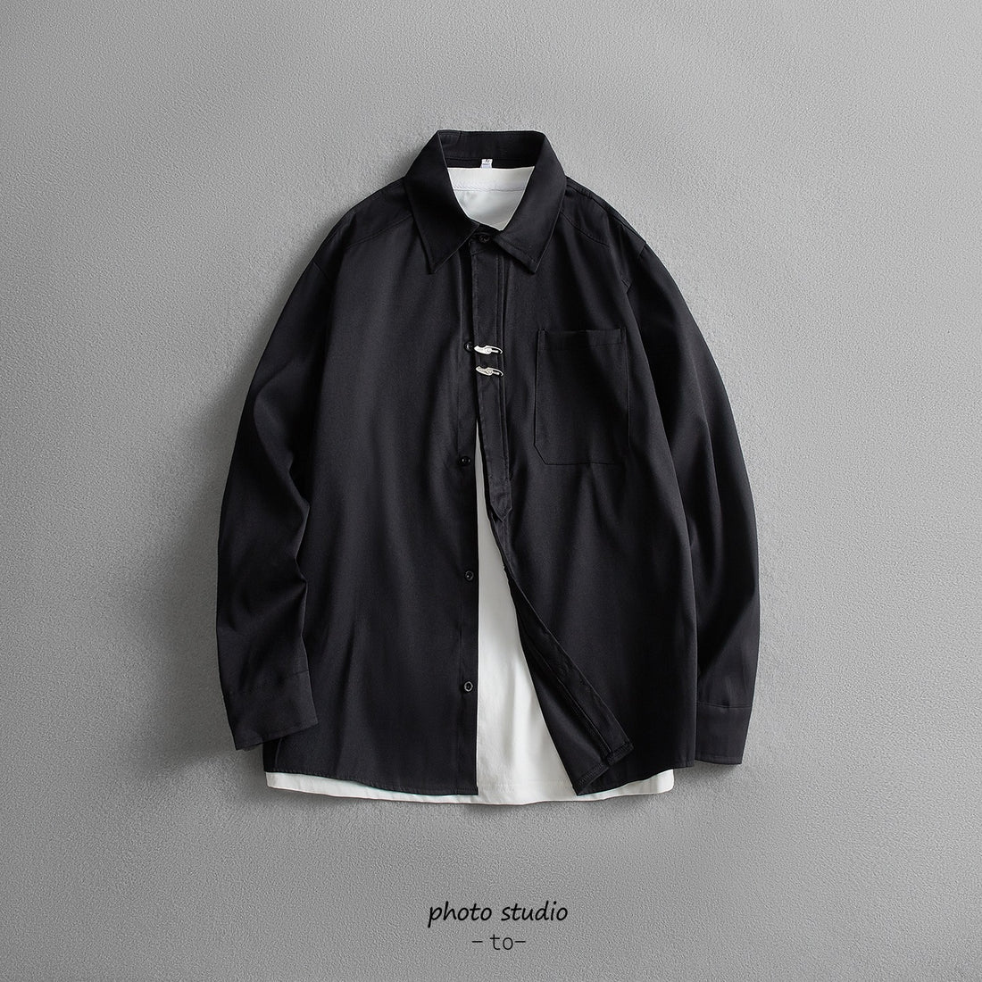 Unisex Oversize Hemdjacke im minimalistischen Utility-Look mit Brusttasche und verdeckter Knopfleiste Echoarchiv