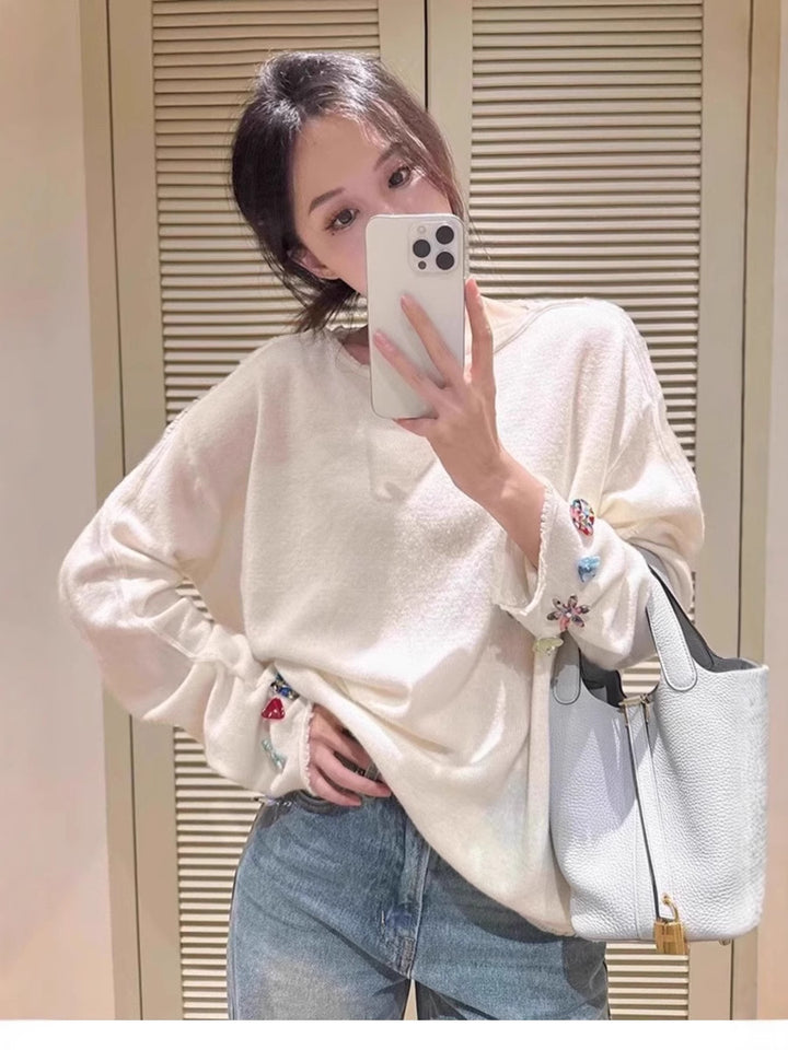 Damen Oversize-Feinstrickpullover mit schmuckbesetzten Ärmelabschlüssen Echoarchiv