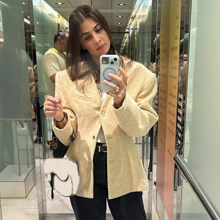 Damen Taillierter strukturierter Blazer mit V‑Ausschnitt und betonter Schulterpartie Echoarchiv