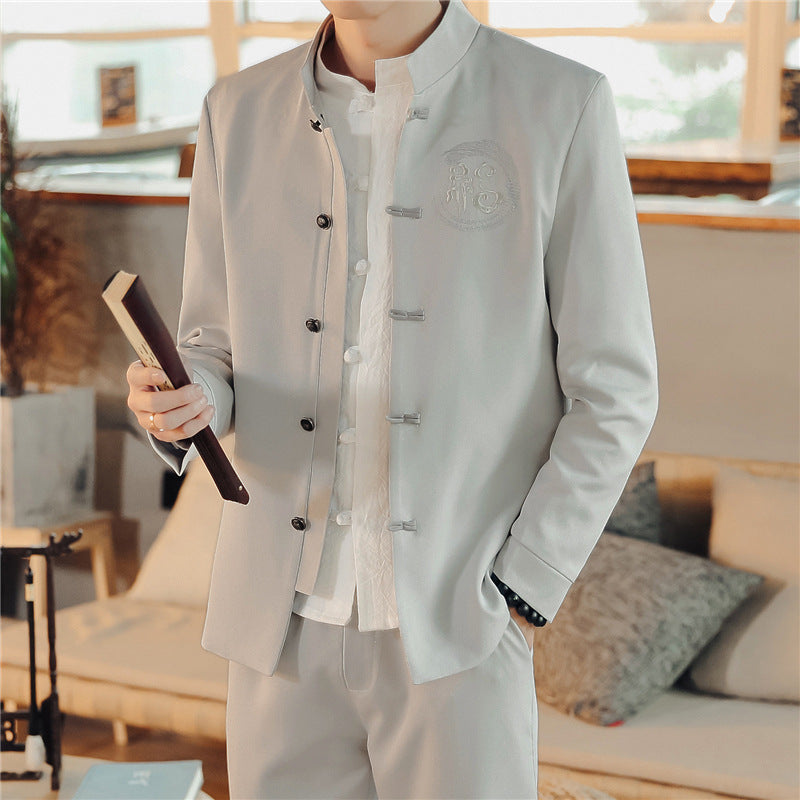Herren nan asiatisch inspirierte Mandarinjacke mit Stehkragen, Knotenknopfleiste und tonalem Stick-Emblem Echo Archiv