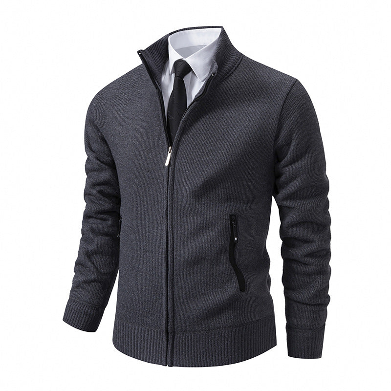 Herren Strickjacke mit hohem Kragen und modernen Reißverschlusstaschen Echoarchiv