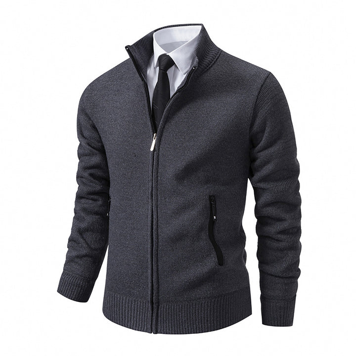 Herren Strickjacke mit hohem Kragen und modernen Reißverschlusstaschen Echoarchiv