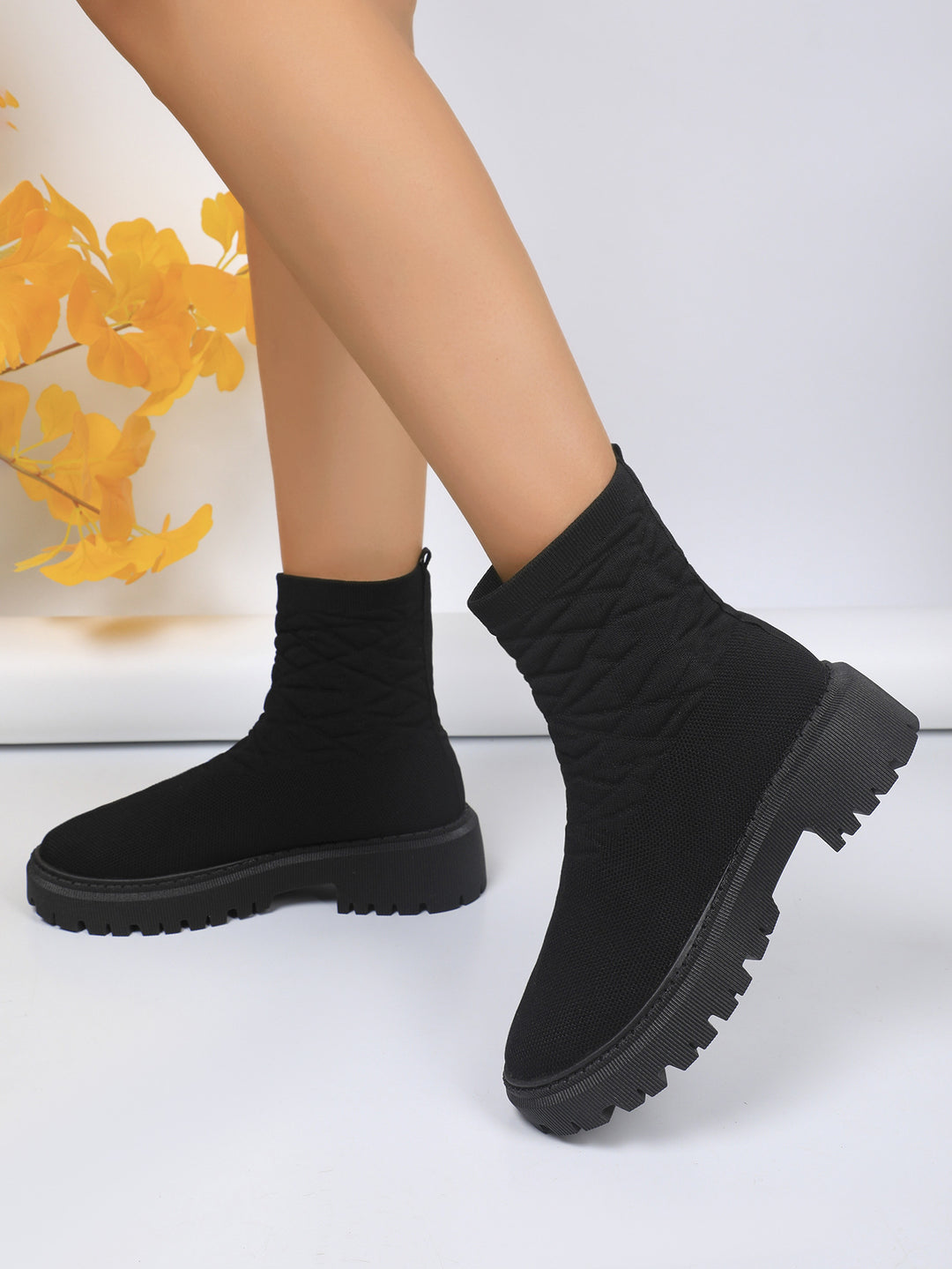 Damen Strick-Sockenboots mit geometrischer Stepp-Optik und klobiger Lug-Sohle Echoarchiv