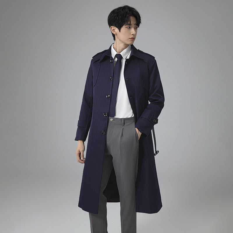 Herren Trenchcoat mit Taillengürtel, Schulterklappen und klassischer Knopfleiste Echoarchiv