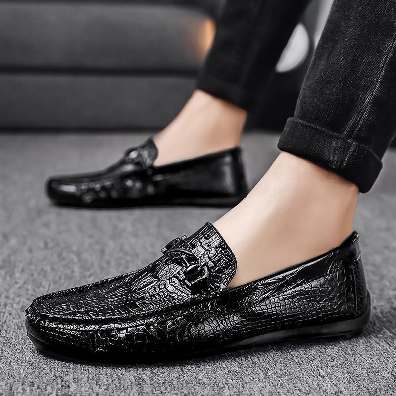 Herren Mokassin-Slipper mit Krokoprägung und dekorativem Metallzierring – Tavélo