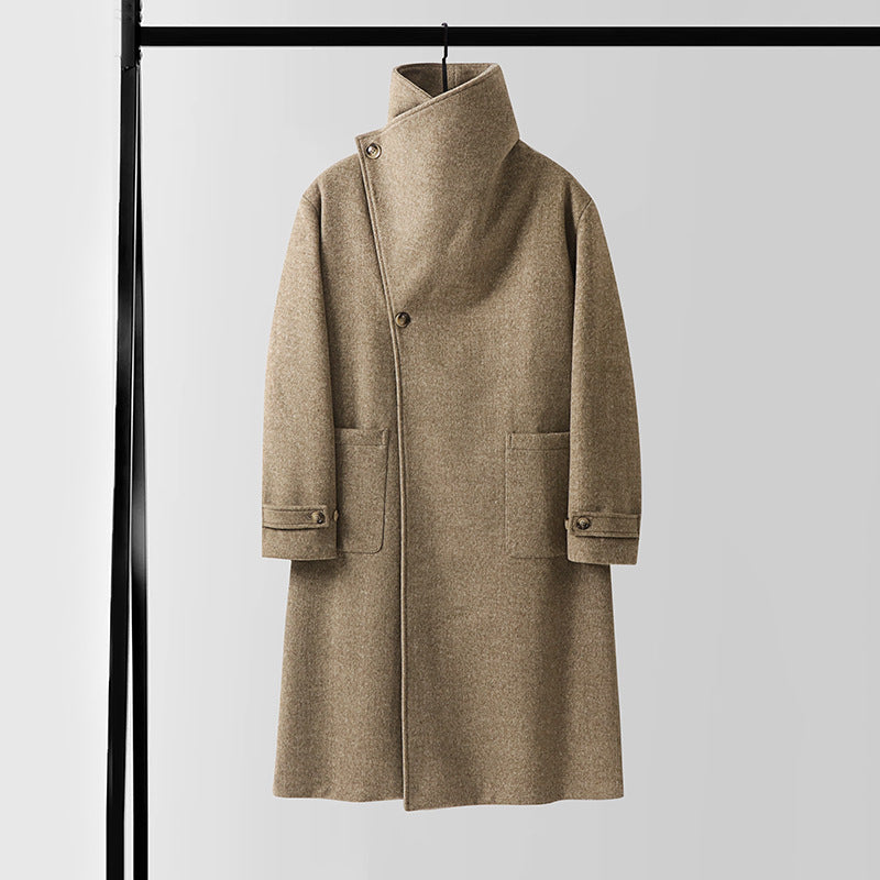 Herren Maxilanger Wollmantel mit hohem Stehkragen, asymmetrischer Knopfleiste und Bindegürtel Echoarchiv