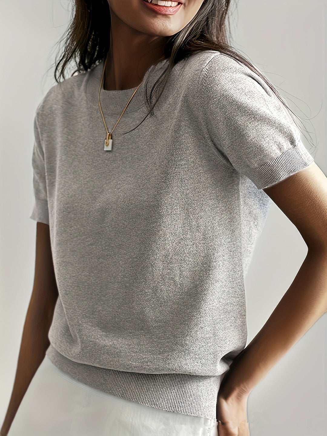 Damen Feinstrickpullover mit Kurzarmiger Silhouette und Weich Fließendem Material Echoarchiv