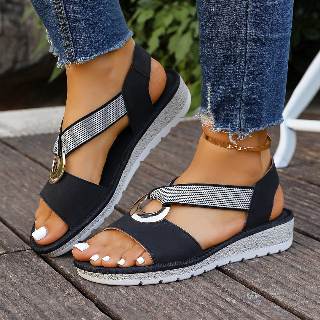 Damen Bequeme Keil‑Sandalen mit Zehensteg, elastischem Riemen und dekorativem Metallring – Sorelia
