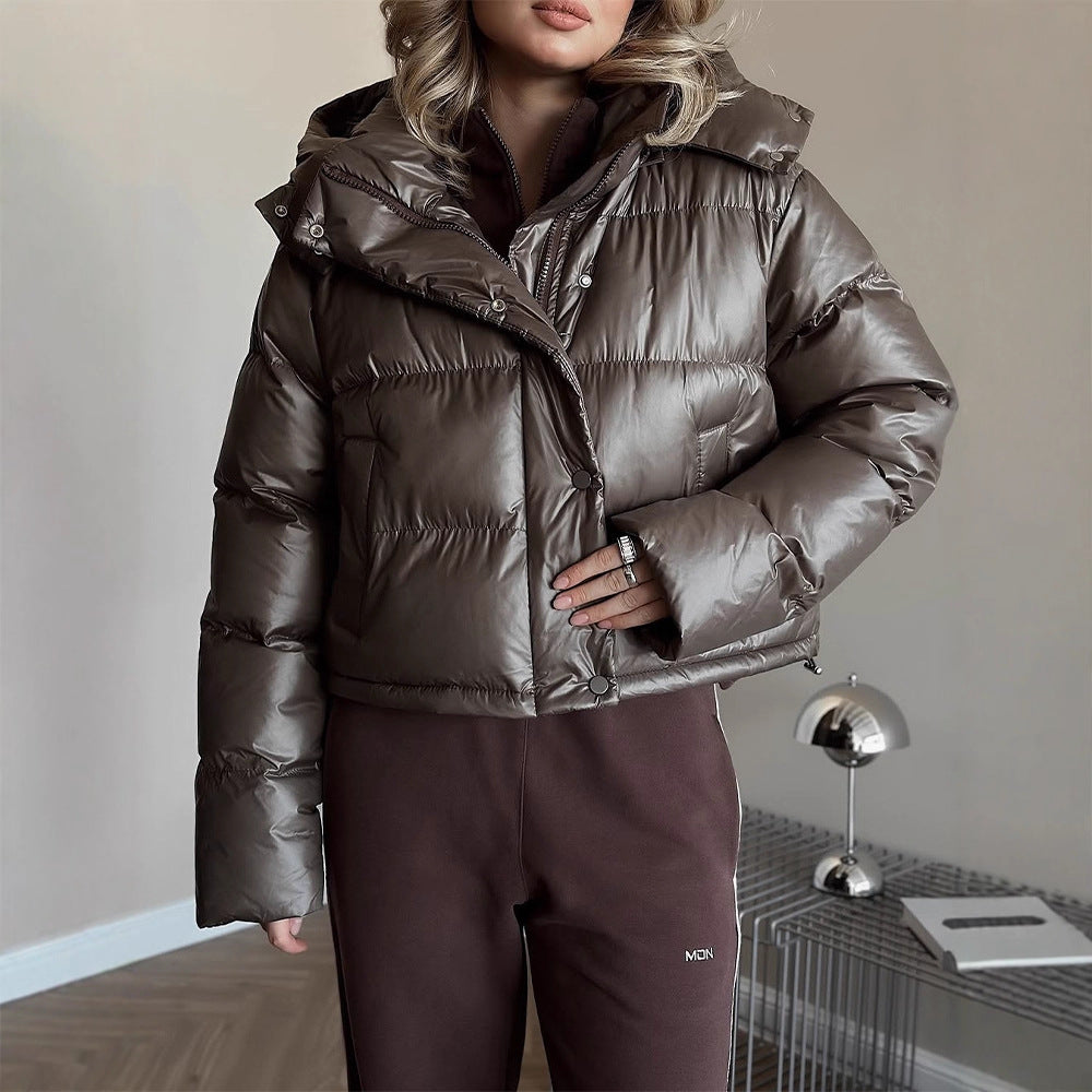 Damen Kurz geschnittene glänzende Steppjacke mit hohem Stehkragen und Druckknopfleisten Echoarchiv