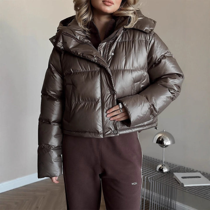 Damen Kurz geschnittene glänzende Steppjacke mit hohem Stehkragen und Druckknopfleisten Echoarchiv