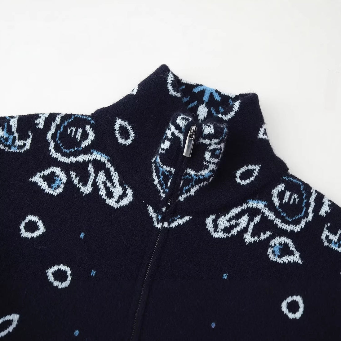 Damen Rollkragenpullover mit Allover-Bandana-Jacquard Echoarchiv