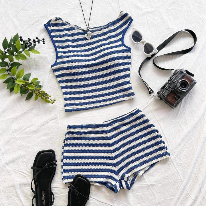 Damen Strand-Outfit mit gestreiftem Crop-Top und Shorts Echo Archiv