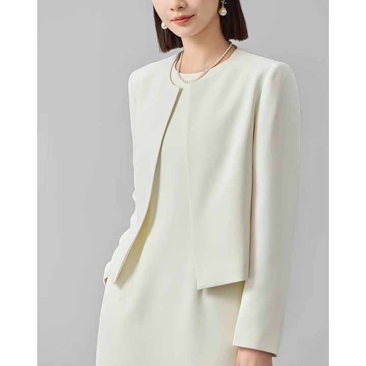 Damen Kragenloser Kurzblazer mit verdeckter Frontblende und leicht taillierter Silhouette Echoarchiv