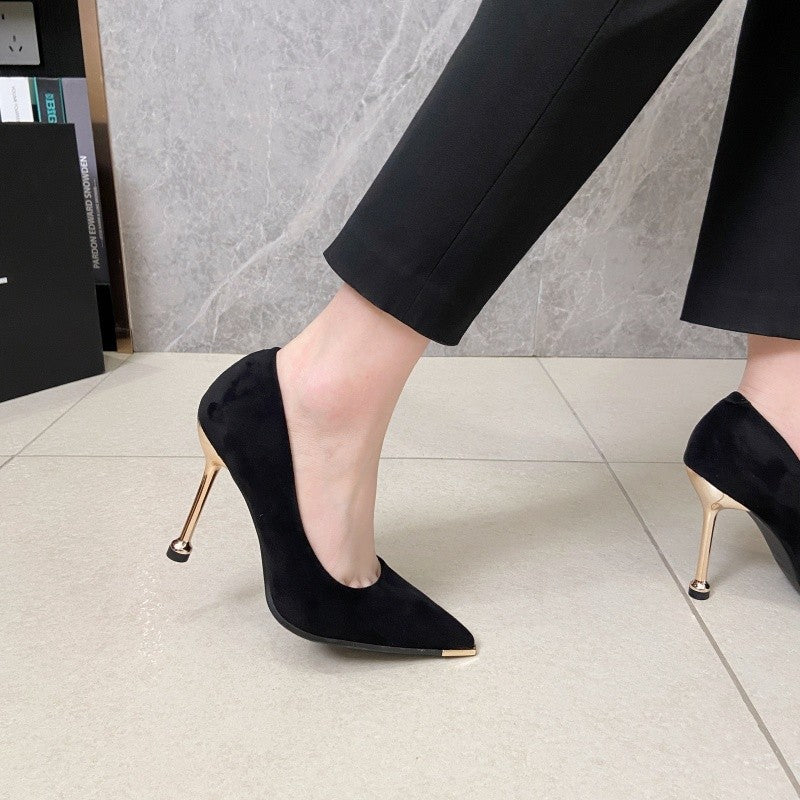 Damen Elegante spitz‑quadratische Velours‑Pumps mit kleinem Blockabsatz und goldener Zehenkappe – Lioré