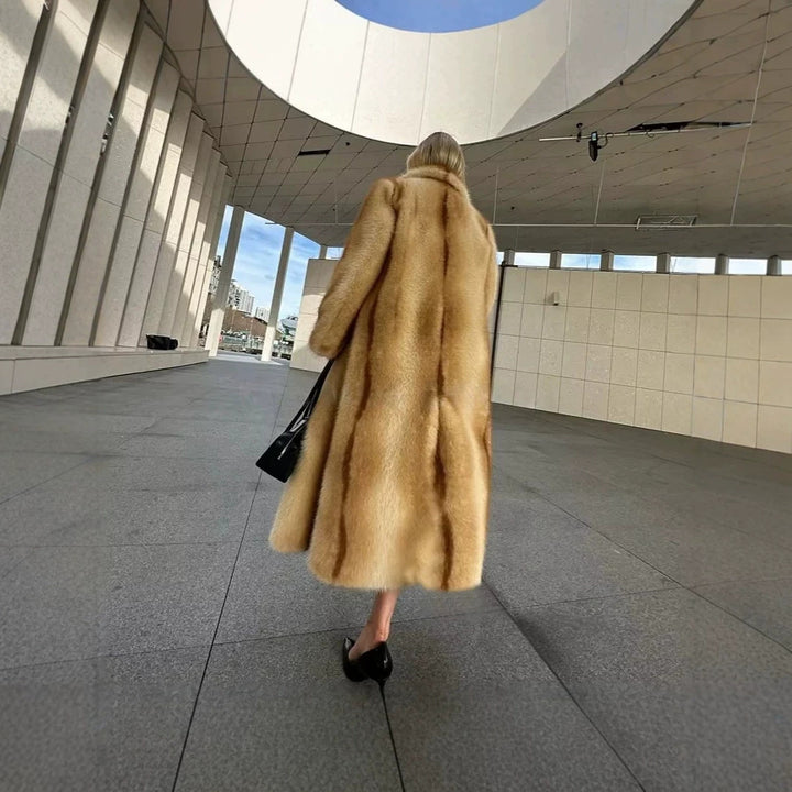 Damen langer luxuriöser Pelzmantel mit weitem Revers und verdeckter Knopfleiste Echo Archiv