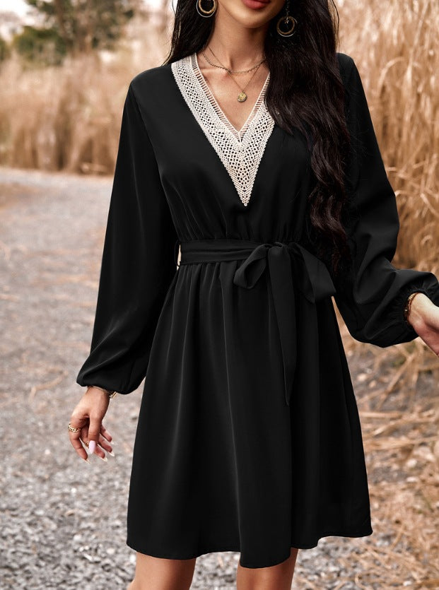 Damen knielanges V-Ausschnitt Kleid mit Häkelspitzen-Einsatz, Bindegürtel und leichten Ballonärmeln – Élara