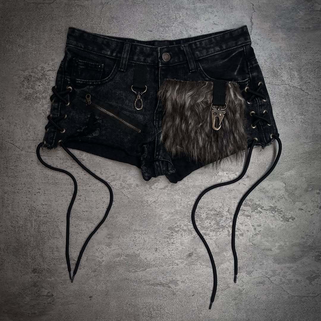 Damen Modische Denim-Shorts mit einzigartigen Lacing-Details und Kunstfell-Applikation Echo Archiv