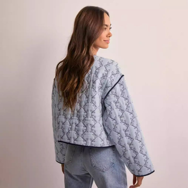 Damen gesteppte Kurzjacke mit V‑Ausschnitt, Kontrastpaspel und floraler Steppapplikation Echo Archiv