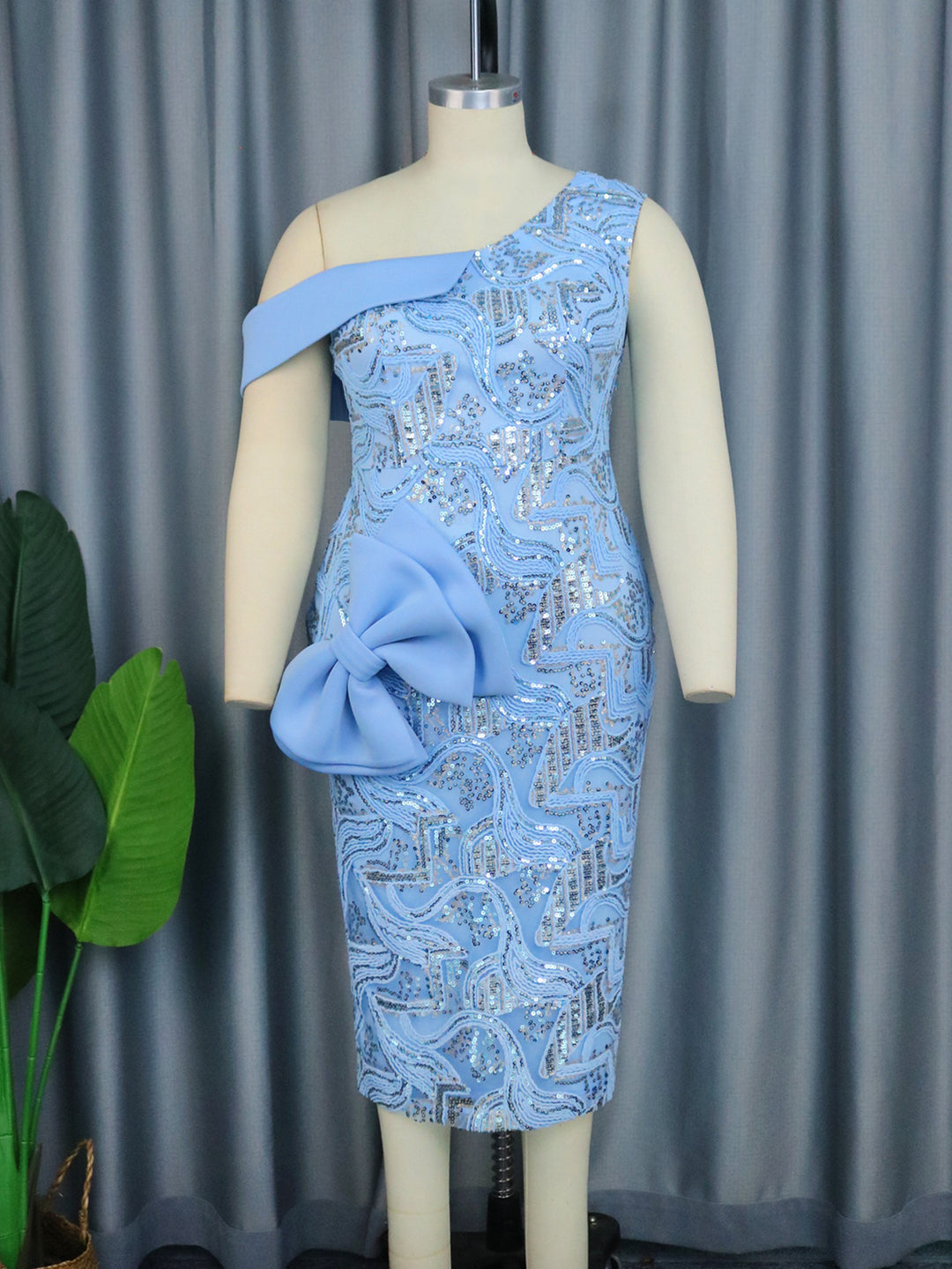 Damen Abendkleid mit asymmetrischem Schnitt und funkelnden Applikationen Echo Archiv