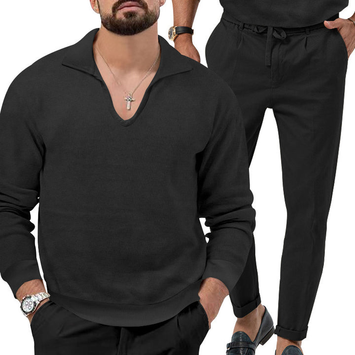 Herren gemütlicher Pullover mit V-Ausschnitt und eleganter Hosenkombination Echoarchiv