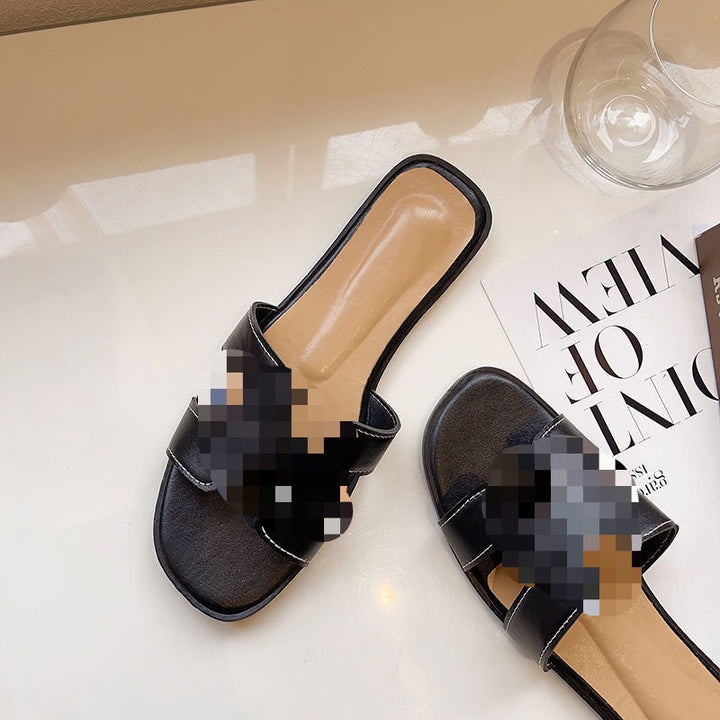 Damen Flache Lederoptik-Pantoletten mit gepolstertem Fußbett und Cut-Out Zierriemen – Sorelia