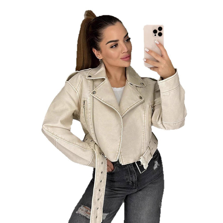 Damen Kurzschnitt Bikerjacke aus veganem Kunstleder mit breitem Taillengürtel und sichtbaren Ziernähten Echoarchiv