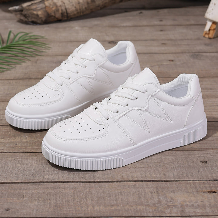 Damen Niedrige Sneaker aus Lederimitat mit perforierter Zehenkappe, gepolstertem Einstieg und profilierter Plateausohle – Névara