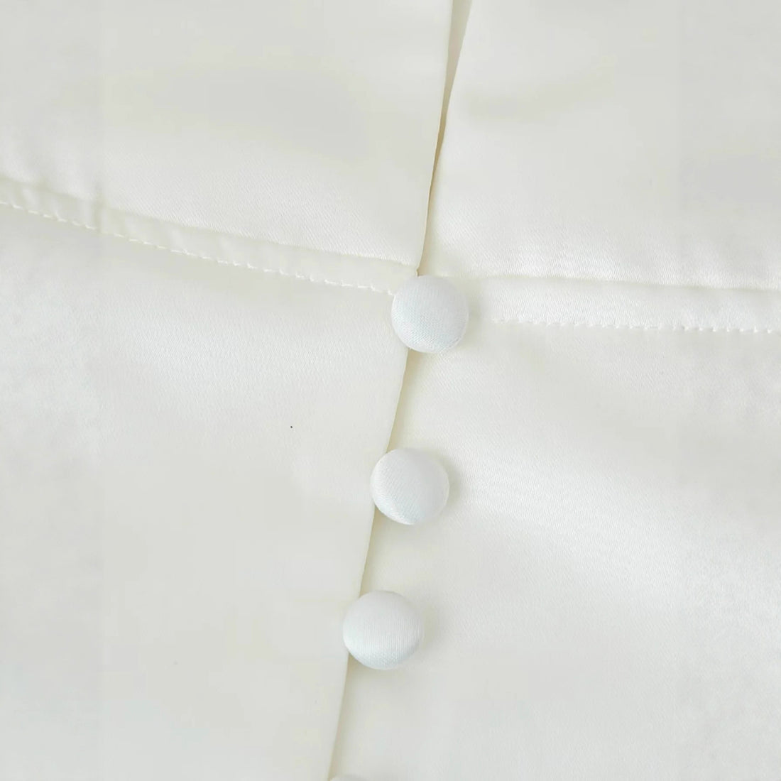 Damen taillierte Bluse mit verdeckter Knopfleiste, Wiener Nähten und elegantem V‑Ausschnitt – Élovi