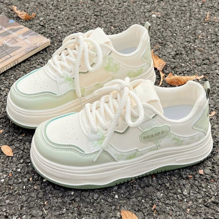 Damen Voluminöser Plateau‑Sneaker im Retro‑Citystil mit dezenter Marmorierung und dämpfender Keilsohle – Névara