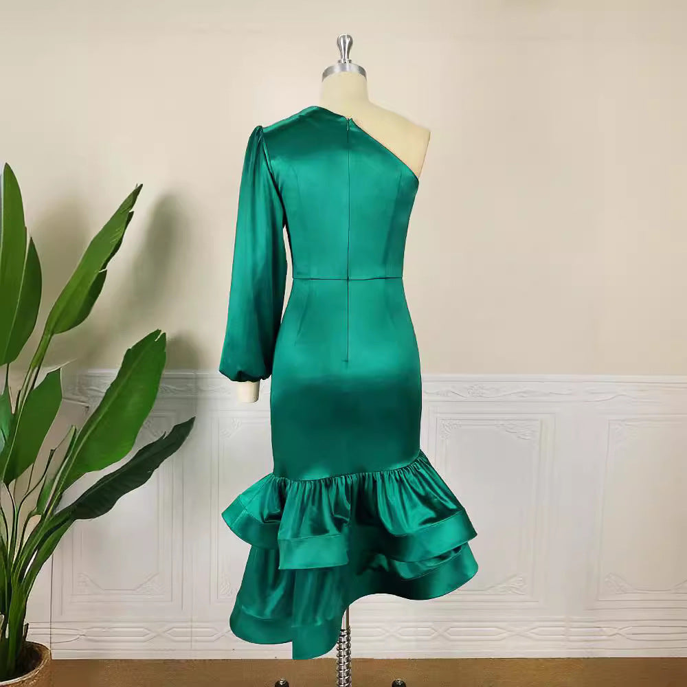 Damen Exquisites Satin-Kleid mit asymmetrischem Design und voluminösem Rüschen-Saum Echo Archiv