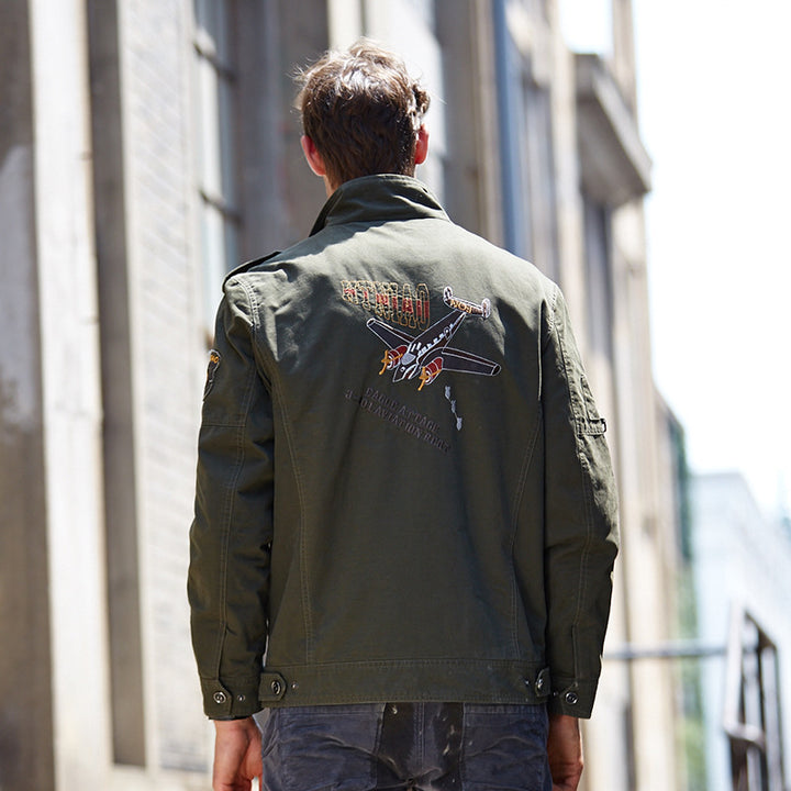 Herren military-inspirierte Canvas-Fieldjacke mit Schulterklappen, Stickpatches und verdecktem Zwei-Wege-Reißverschluss Echoarchiv
