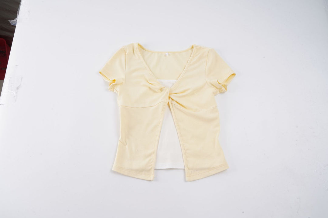 Damen Süßes kurzes T-Shirt mit Knoten-Design und Cut-out-Details Echo Archiv