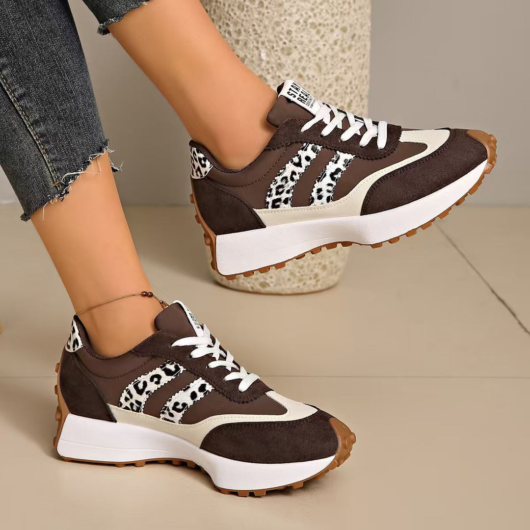Damen Retro-Running-Sneaker mit Wildlederoptik, profilierter Gumminsohle und gepolstertem Komfortfußbett – Névara