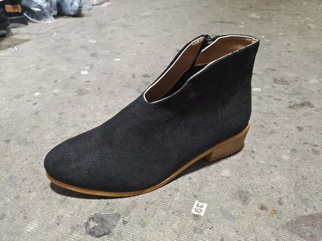 Damen Kurzschaft‑Stiefelette aus Veloursimitat mit V‑Ausschnitt und niedrigem Holzabsatz Echo Archiv