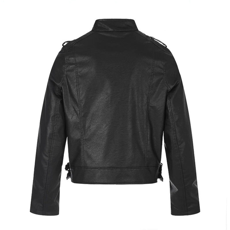 Damen Kurz geschnittene Lederoptik-Bikerjacke mit Stehkragen, Zierdruckknöpfen und Seitenriemen Echoarchiv