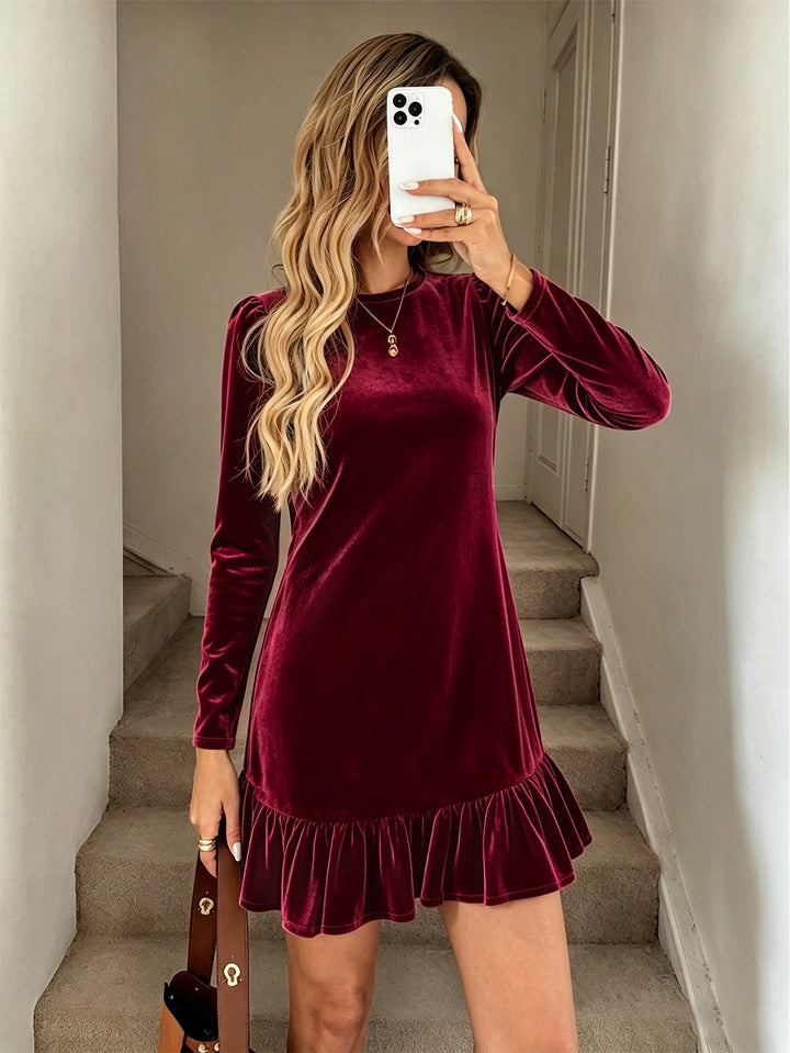 Damen Samt-Minikleid mit langen Ärmeln gerafftem Volantsaum und Puffschultern – Élara