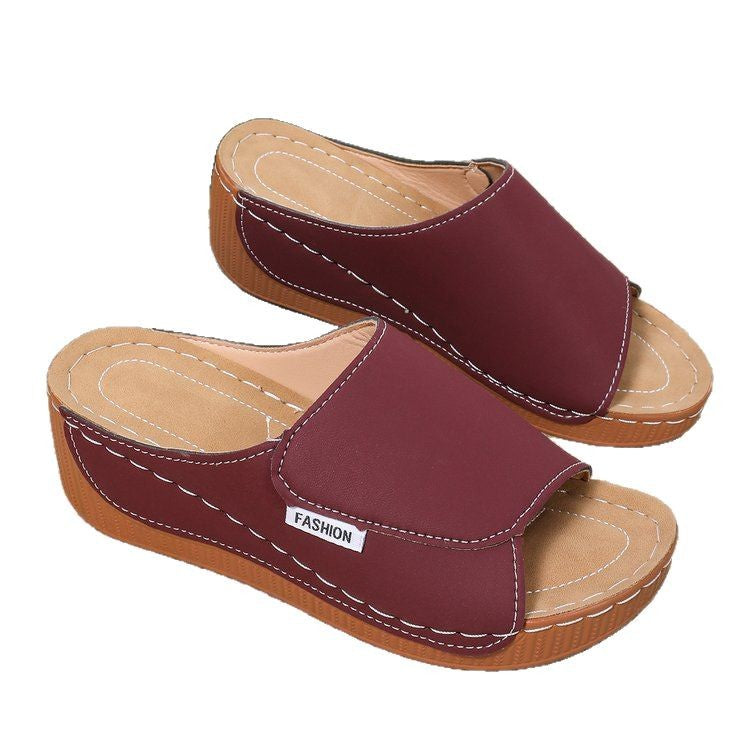 Damen Offene Zehen-Pantoletten mit Soft‑Suede‑Obermaterial, verstellbarem Klettverschluss und dämpfender Keilsohle – Lioré