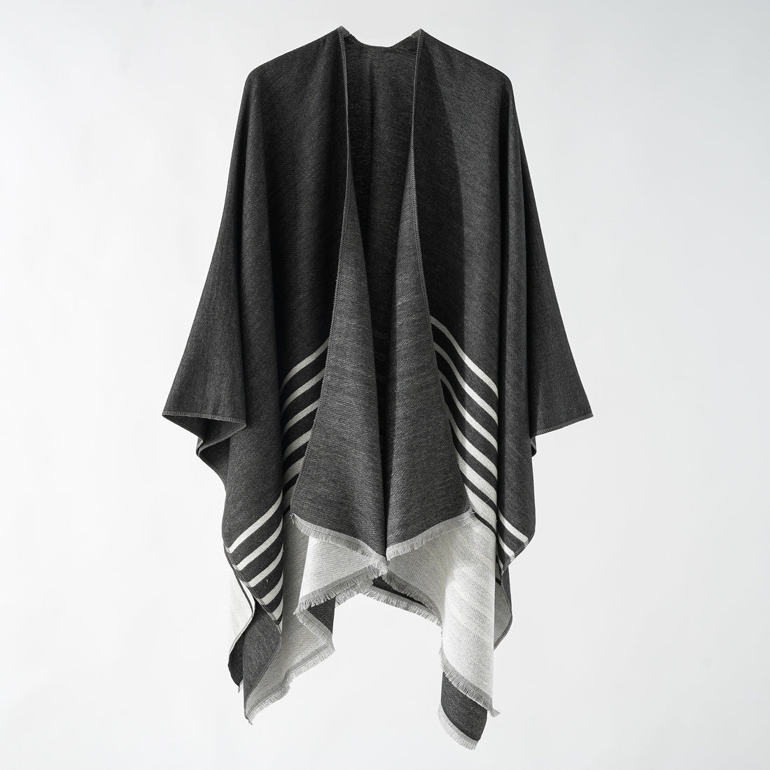 Damen Oversize-Umhangponcho im kastigen Fall mit diagonalem Streifenpanel und feinfransigem Saum – Célinea