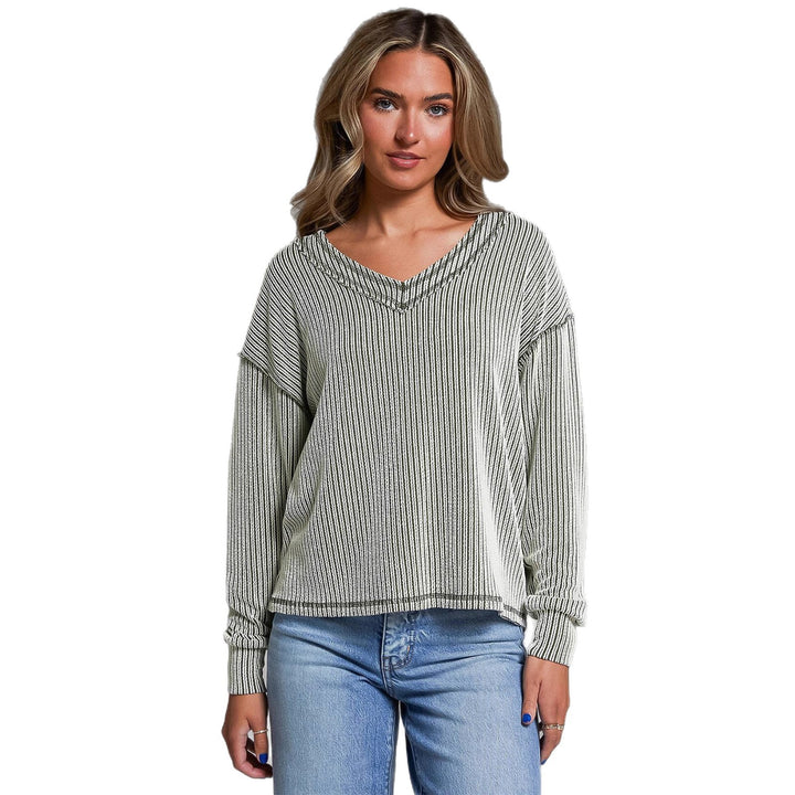 Damen Gestreiftes Feinstrick-Longsleeve mit V-Ausschnitt und dekorativen Kanten – Avérine
