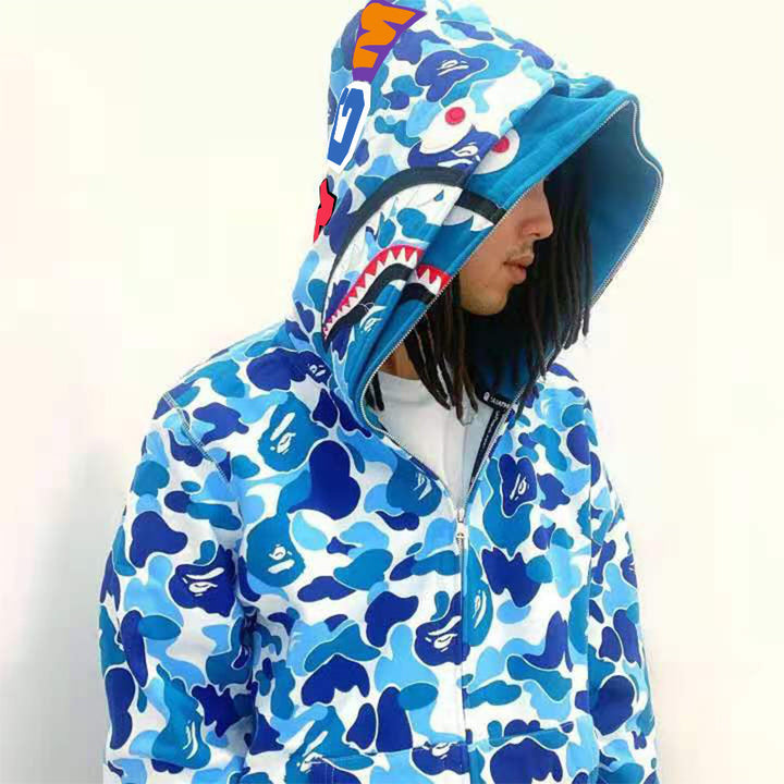 Herren coole Kapuzenjacke mit einzigartigem Camouflage-Design und grafischen Elementen Echoarchiv