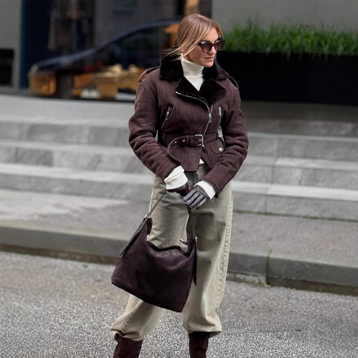Damen Kurzjacke im Biker‑Style aus Velourslederoptik mit Teddyfutter und Taillengürtel Echoarchiv