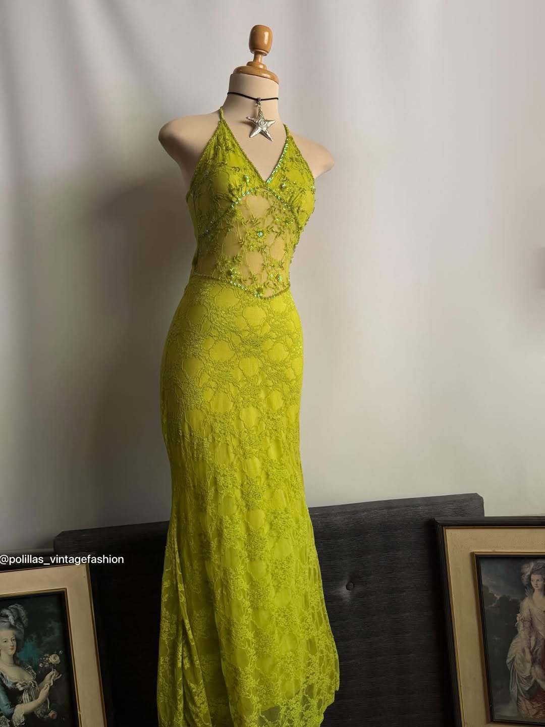 Damen Elegantes Spitzenkleid mit raffiniertem Schnitt Echo Archiv
