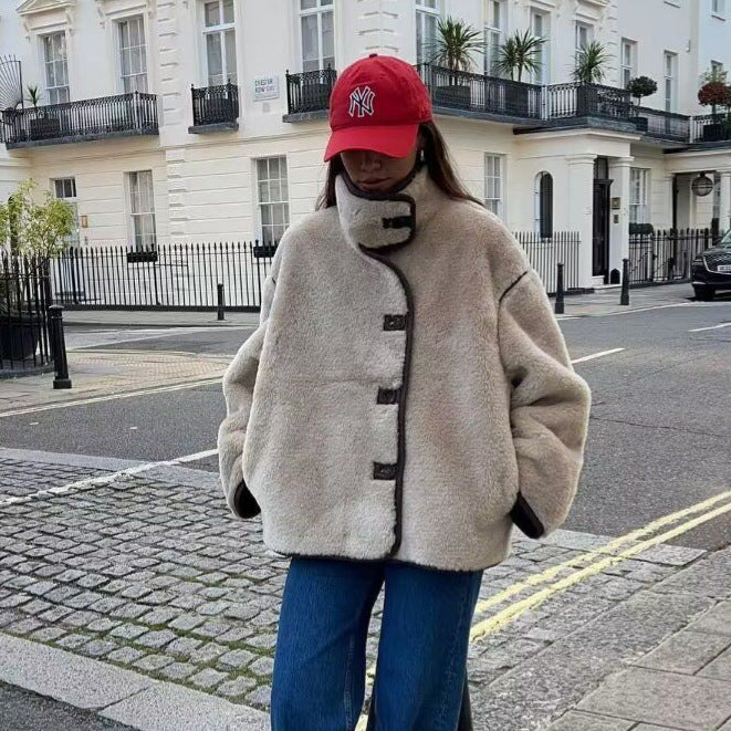 Damen Kurz geschnittener Oversize Teddy-Mantel mit Stehkragen und Kontrastpaspeln Echo Archiv