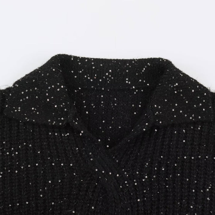 Damen Grobgestrickter Pullover mit weitem Reverskragen und Paillettenbesatz Echoarchiv