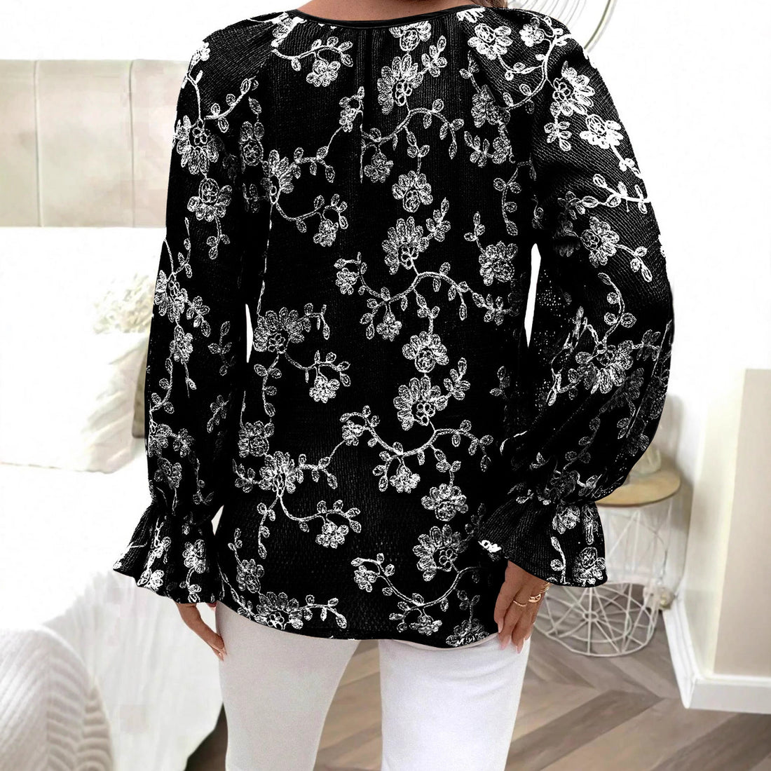 Damen V‑Neck Bluse mit floraler Stickerei, Perlenknopfleiste und Ballonärmeln – Avérine