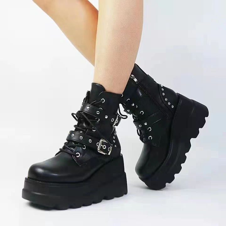 Damen nan knöchelhohe Punk-Plateau-Bikerstiefelette mit doppelten Zierriemen und markanter Profilsohle Echo Archiv