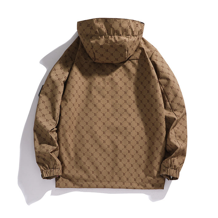 Herren Kapuzen-Softshelljacke mit Allover‑Monogramm, atmungsaktivem Meshfutter und Reißverschlusstaschen – Taviero